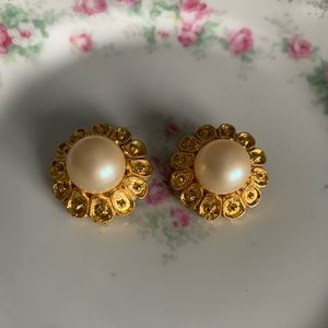 Vintage Gold Pearl Classy Clip Earrings